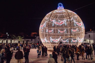 Bir Jerez de la Frontera, İspanya - 1 Aralık 2018: büyük Noel top Meydanı Carmen, Andalusia. Sokak beyaz Noel ışıkları dekore edilmiş