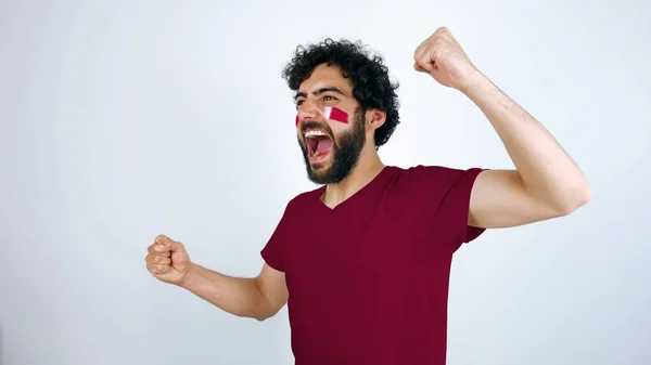 스포츠 승리를 비명을 지르고 있습니다 얼굴과 보라색 티셔츠에 카타르 메이크업의 — 스톡 사진