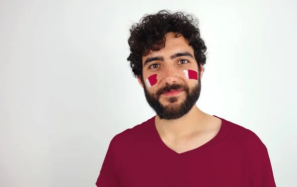 Abanico Deportivo Sonriendo Mirando Cámara Hombre Con Bandera Qatar Maquillaje — Foto de Stock