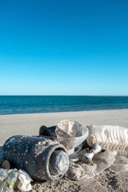Plastik kirliliği ve plajda çöpler Okyanuslar kavramının plastik kirliliği.