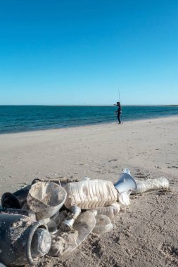 Plastik kirliliği ve plajda çöpler Okyanuslar kavramının plastik kirliliği.