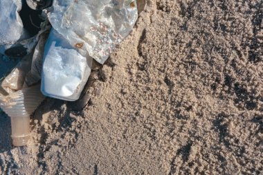 Plastik kirliliği ve plajda çöpler Okyanuslar kavramının plastik kirliliği.