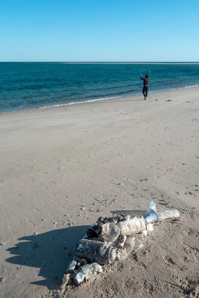 Forma Pez Yaciendo Arena Playa Hecha Basura Marina Concepto Contaminación — Foto de Stock