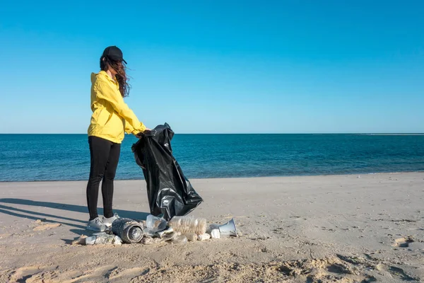 Mujer Recogiendo Basura Plásticos Limpiando Playa Con Una Bolsa Basura — Foto de Stock
