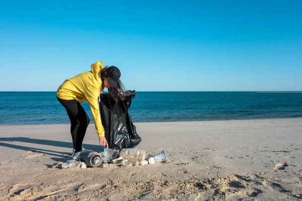 Mujer Recogiendo Basura Plásticos Limpiando Playa Con Una Bolsa Basura — Foto de Stock