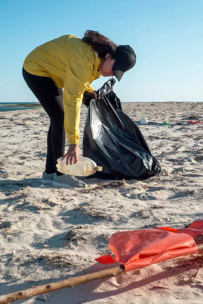 Mujer Recogiendo Basura Plásticos Limpiando Playa Con Una Bolsa Basura — Foto de Stock