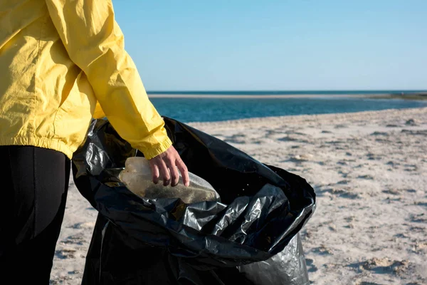 Mulher Pegando Lixo Plásticos Limpando Praia Com Saco Lixo Ativista — Fotografia de Stock
