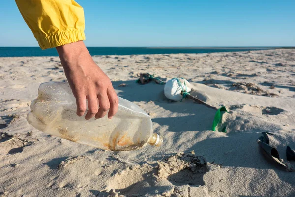 Mujer Recogiendo Basura Plásticos Limpiando Playa Con Una Bolsa Basura — Foto de Stock