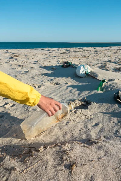 Mulher Pegando Lixo Plásticos Limpando Praia Com Saco Lixo Ativista — Fotografia de Stock