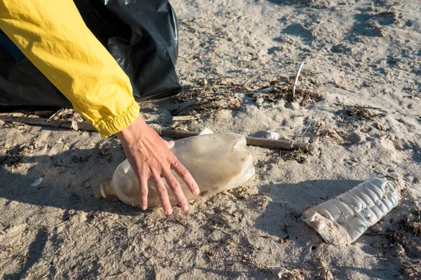 女人捡垃圾和塑料 用垃圾袋清理海滩 反对气候变化和海洋污染的环境志愿者活动家 — 图库照片