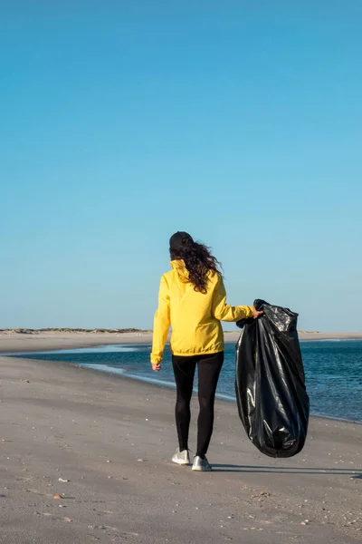 Mujer Recogiendo Basura Plásticos Limpiando Playa Con Una Bolsa Basura — Foto de Stock