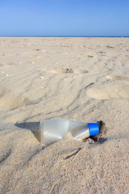 Kum kumundaki plastik şişe. Okyanuslar kavramının plastik kirliliği.