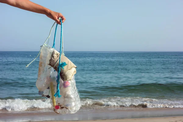 Womanhand Recogiendo Basura Plásticos Limpiando Playa Activista Voluntario Ambiental Contra — Foto de Stock