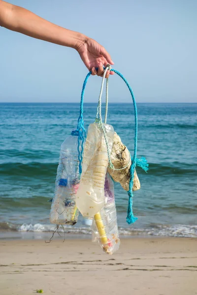 Womanhand Pegando Lixo Plásticos Limpando Praia Ativista Voluntário Ambiental Contra — Fotografia de Stock