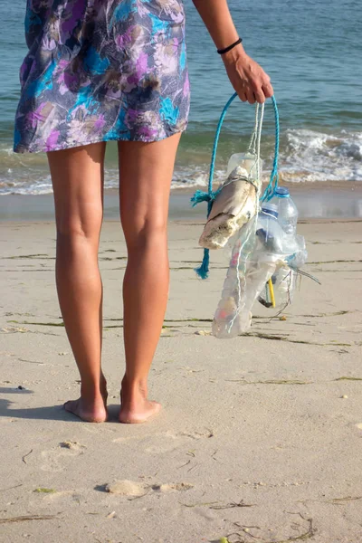 Mulher Pegando Lixo Plásticos Limpando Praia Ativista Voluntário Ambiental Contra — Fotografia de Stock