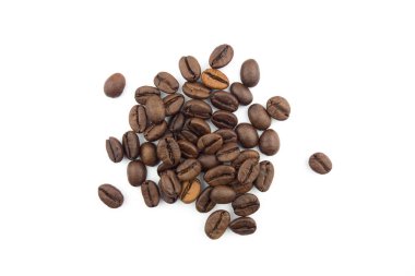 Beyaz arka planda izole kahve taneleri.