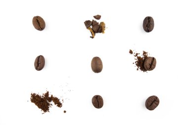 Beyaz arka plan üzerinde izole kahve taneleri Yaratıcı kompozisyon.