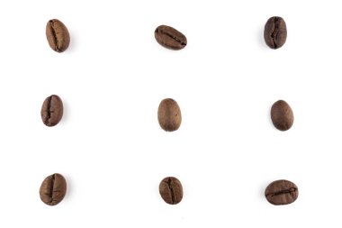 Beyaz arka plan üzerinde izole kahve taneleri Yaratıcı kompozisyon.