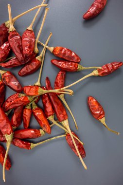 Gri arka planda kurutulmuş biber
