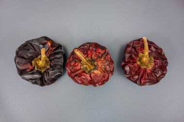 Nyoras, gri bir arka plan üzerinde İspanyol kurutulmuş biber