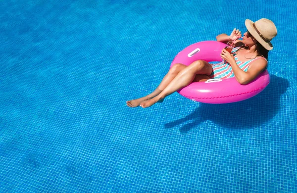 Jovem Com Óculos Sol Chapéu Fato Banho Numa Piscina Azul — Fotografia de Stock