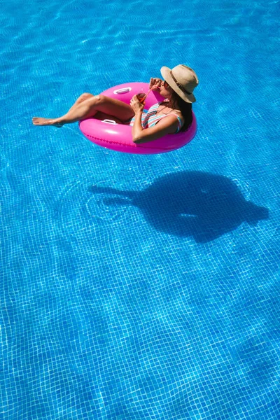 Jeune Femme Avec Lunettes Soleil Chapeau Maillot Bain Dans Une — Photo