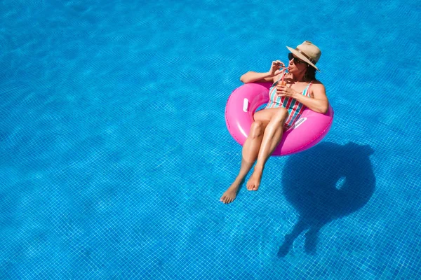 Jovem Com Óculos Sol Chapéu Fato Banho Numa Piscina Azul — Fotografia de Stock