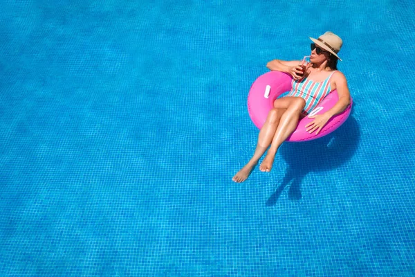 Jeune Femme Avec Lunettes Soleil Chapeau Maillot Bain Dans Une — Photo