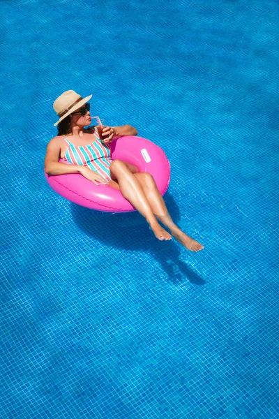 Jovem Com Óculos Sol Chapéu Fato Banho Numa Piscina Azul — Fotografia de Stock