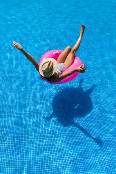 Jovem Com Óculos Sol Chapéu Fato Banho Numa Piscina Azul — Fotografia de Stock
