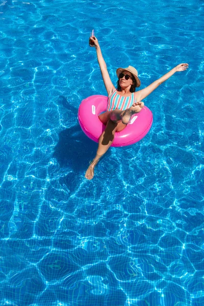 Mujer Joven Con Gafas Sol Sombrero Traje Baño Una Piscina —  Fotos de Stock