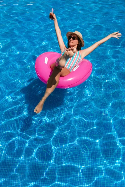 Jovem Com Óculos Sol Chapéu Fato Banho Numa Piscina Azul — Fotografia de Stock