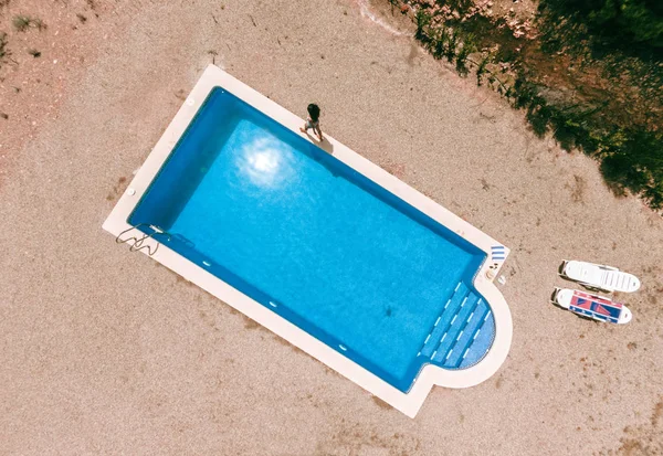 Zenit Luftaufnahme Eines Schwimmbades Sommer Junges Mädchen Badeanzug Das Beckenrand — Stockfoto