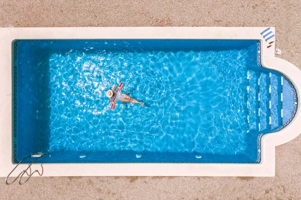 Zenith Vista Aérea Uma Piscina Verão Menina Maiô Chapéu Flutuando — Fotografia de Stock