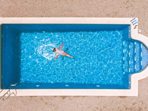 Zenith Vista Aérea Uma Piscina Verão Menina Maiô Chapéu Flutuando — Fotografia de Stock