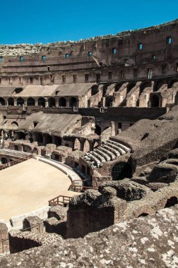  Kolezyum veya Kolezyum 'un içi güneşli bir günde, Roma, İtalya.