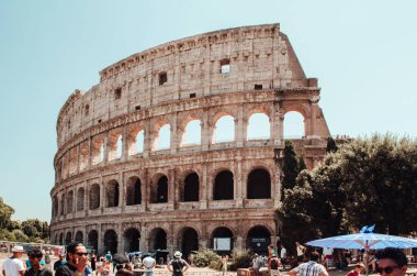 Roma - 5 Ağustos 2015: Kolezyum veya Kolezyum 'un güneşli bir günde dışı, Roma, İtalya.