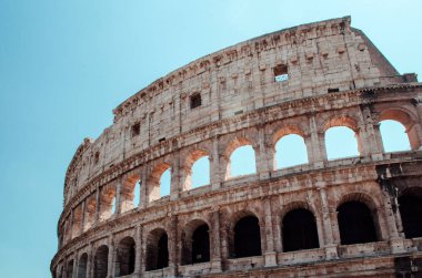 Kolezyum ya da Kolezyum 'un dışında güneşli bir günde, Roma, İtalya.