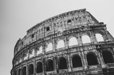 Kolezyum ya da Kolezyum 'un dışında güneşli bir günde, Roma, İtalya. Siyah ve beyaz.