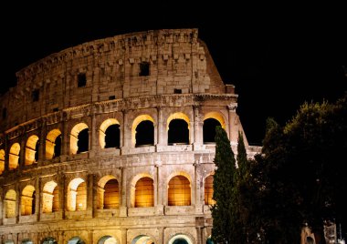 Gece Kolezyum 'un ya da Kolezyum' un dışı, Roma, İtalya.