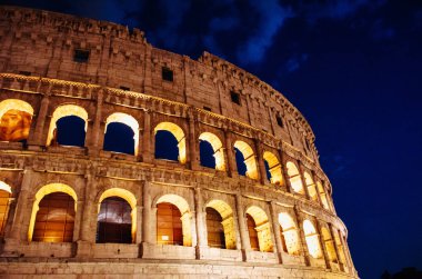 Gece Kolezyum 'un ya da Kolezyum' un dışı, Roma, İtalya.