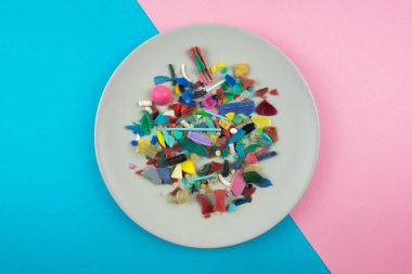 Plakası mikro plastikle dolu. Plastik kirliliği kavramı.