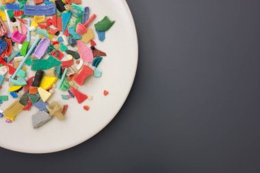 Plakası mikro plastikle dolu. Plastik kirliliği kavramı.