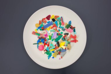 Plakası mikro plastikle dolu. Plastik kirliliği kavramı.