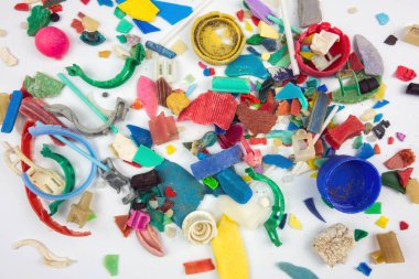 Plajda toplanan mikroplastikler. Plastik kirliliği kavramı.