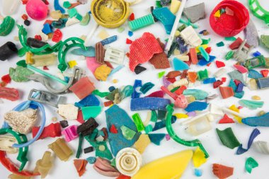 Plajda toplanan mikroplastikler. Plastik kirliliği kavramı.
