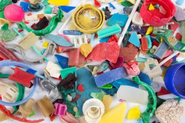 Plajda toplanan mikroplastikler. Plastik kirliliği kavramı.