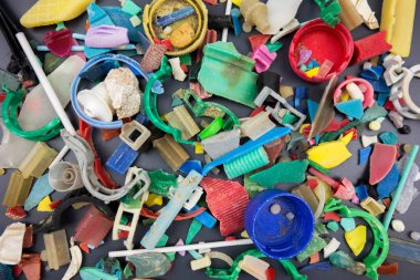 Plajda toplanan mikroplastikler. Plastik kirliliği kavramı.