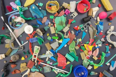 Plajda toplanan mikroplastikler. Plastik kirliliği kavramı.
