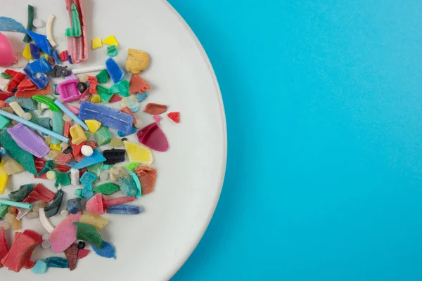 Plakası mikro plastikle dolu. Plastik kirliliği kavramı.